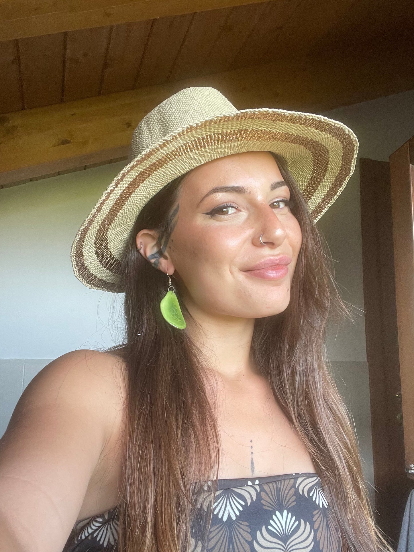 Cappello beige righe dorate